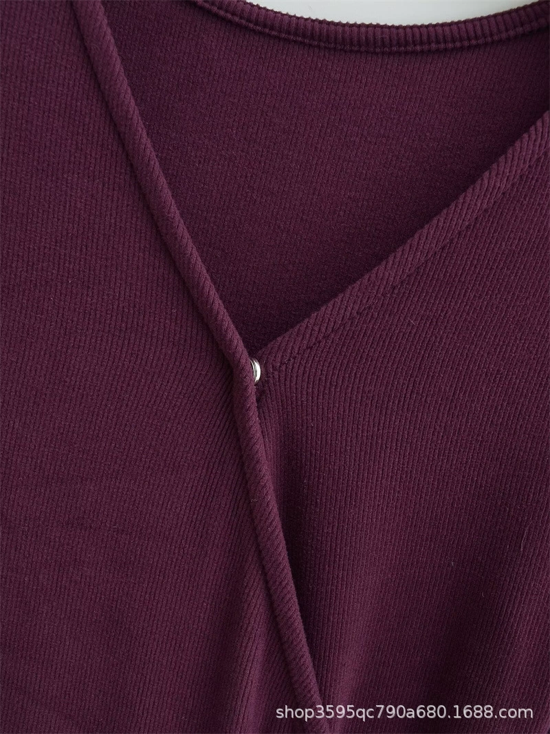 Spring long-sleeve, fitted base shirt, V-neckline