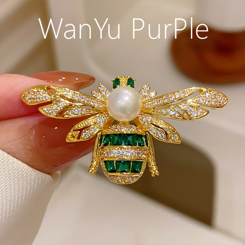 Natural Freshwater Pearl Emerald Little Bee Brooch Corsage Animal High-End Women's Suit Coat Anti-Exposure Pin