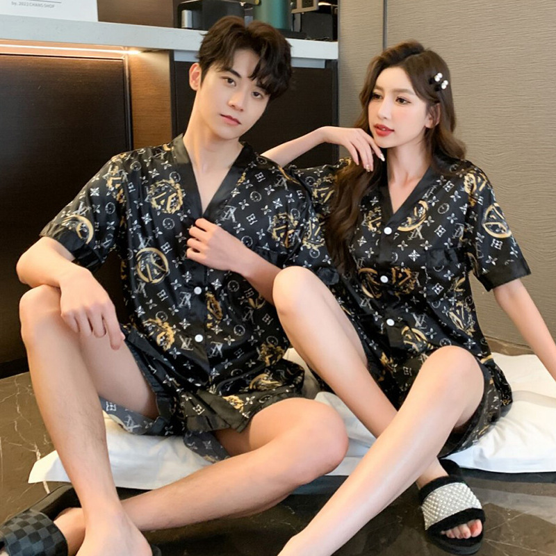 2025 pareja de verano pijama de seda de hielo de mujer de manga corta seda de mil pajaros de cuello V hombre fábrica de ropa casera