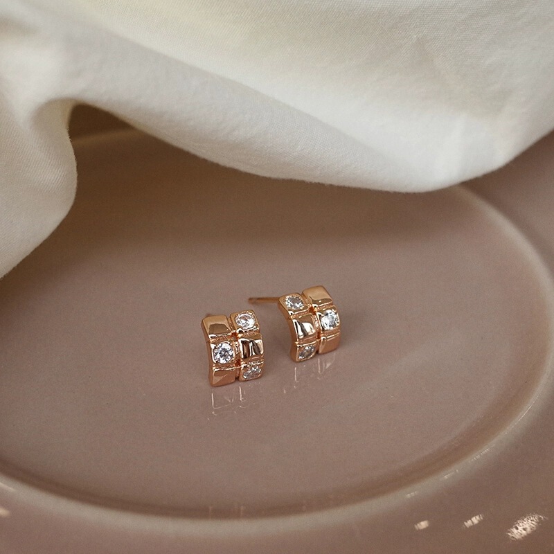 2025 New Style Flash Diamond Square Geometric Earrings, Feminine and High-End Earrings, No Pierced Earrings, Niche Hand Jewelry
