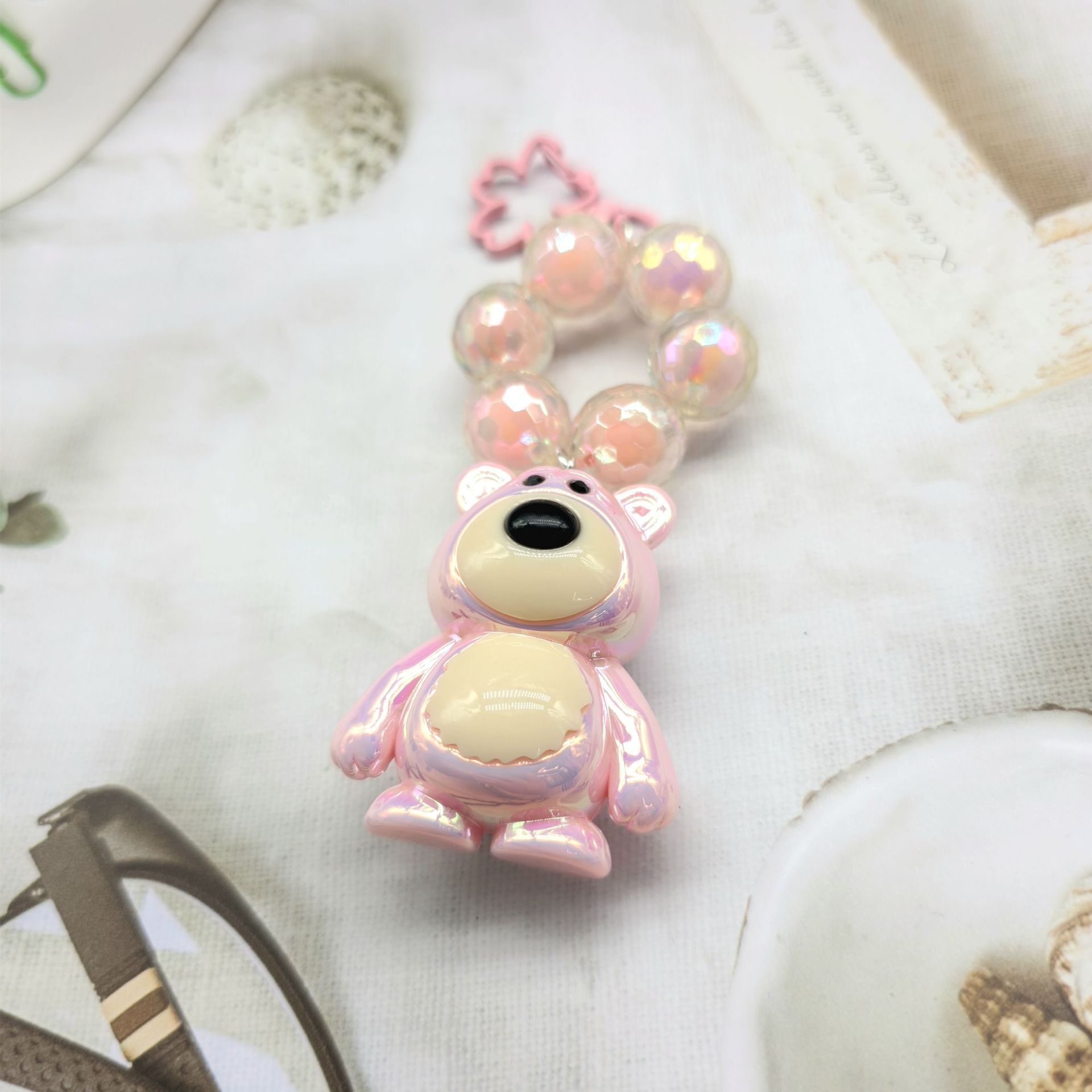 2023 nuevo llavero de cadena de cuentas redondas colgante de oso Cadena de teléfono móvil colorido fresco perla accesorios de color sólido auricular