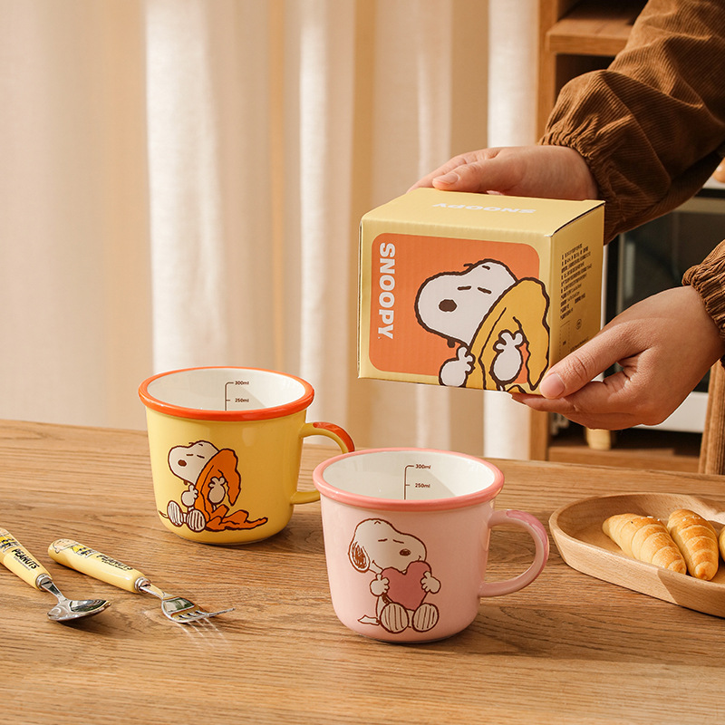 Tazas de cerámica retro Snoopy, tazas de agua modernas y simples, tazas de desayuno caseras, lindas tazas de marca, tazas de café de alto valor facial