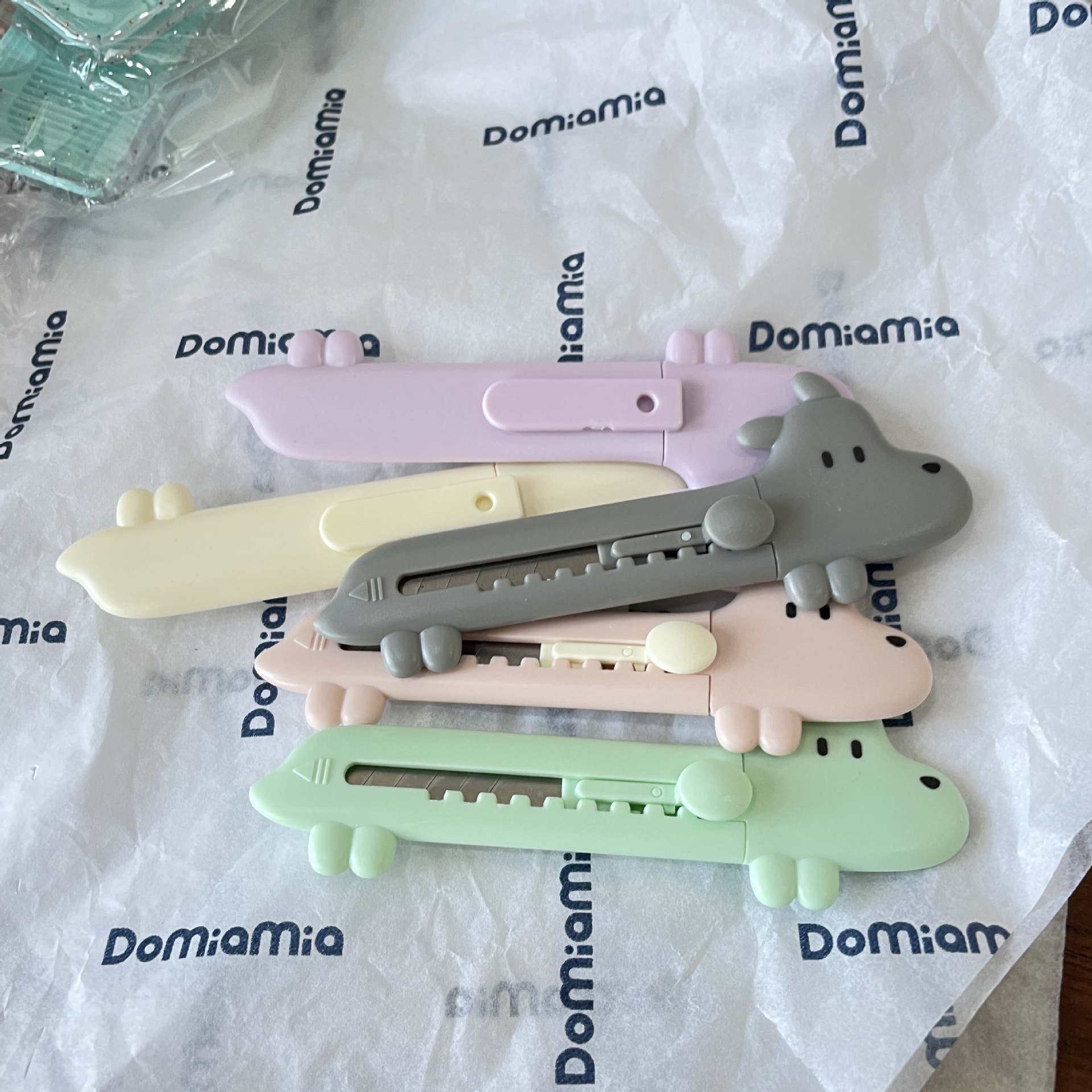 Cute puppy utility knife small portable paper knife unpacking express knife student dormitory unboxing wallpaper knife BH382