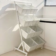 寝室の物置棚が床に落ちた多層の野菜かごの客間の家庭用カートの間食収納かごの果物野菜棚