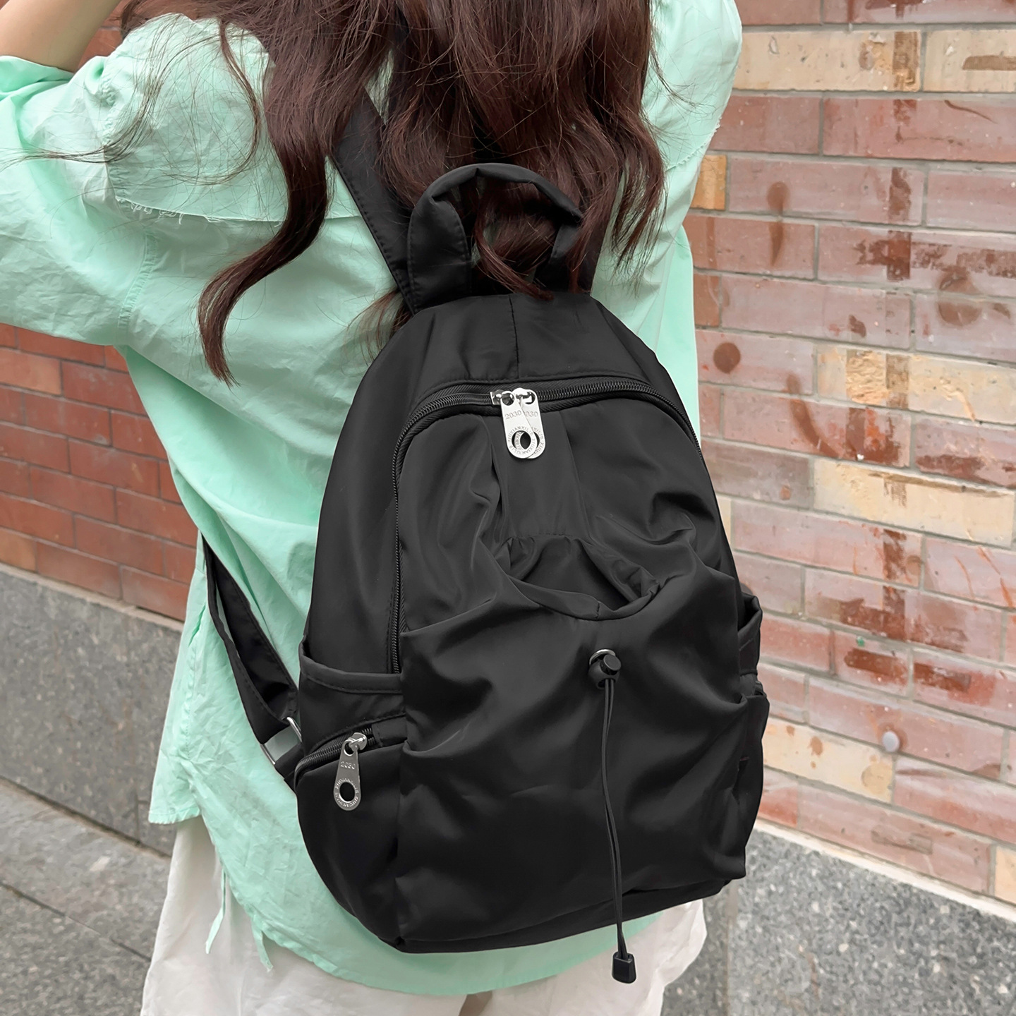 Korean-Style Niche Polka Dot School Bag for Women, Casual College-Style Backpack for Men, Simple and Lightweight Travel Backpack for High School Students