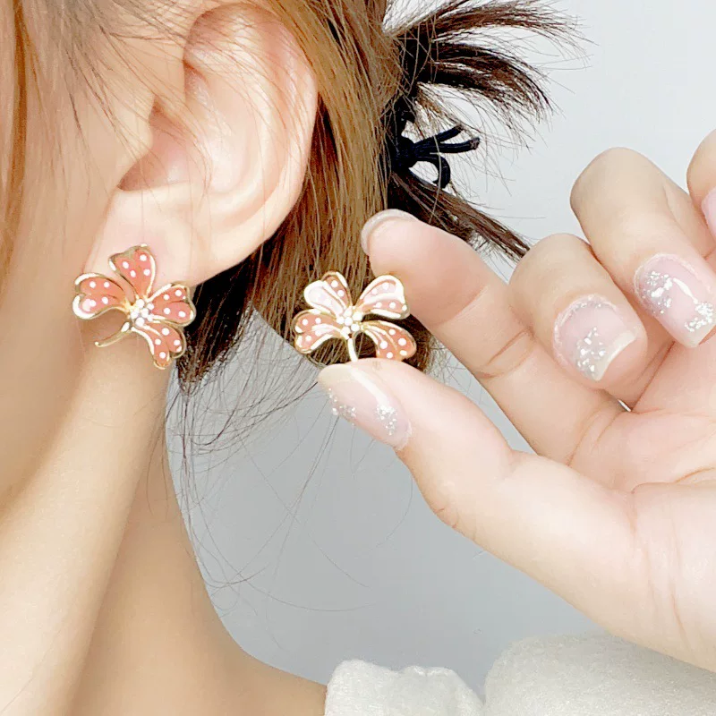 Small design fresh universal earrings, light luxury style, flowered