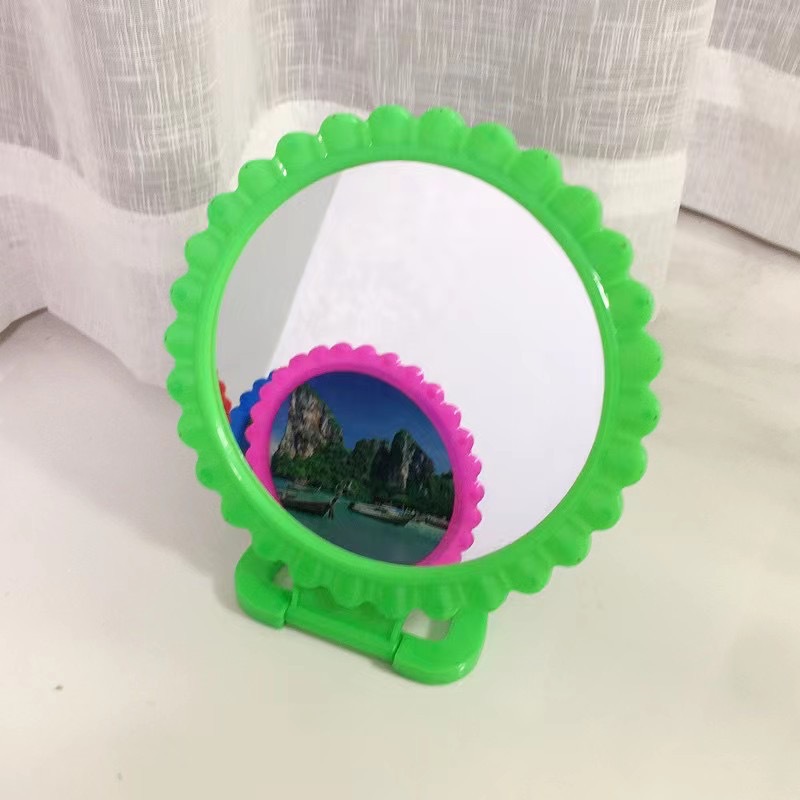 Belleza familiar redonda anticuada Espejo de maquillaje pequeño ordinario Escritorio de escritorio Espejo de color portátil Fuente de la tienda de dos yuanes