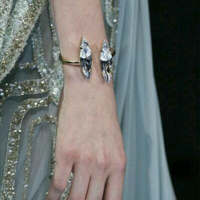 Diseño de brazalete de metal transfronterizo, brazalete de diamantes de ojo de caballo, accesorios simples para mujeres.