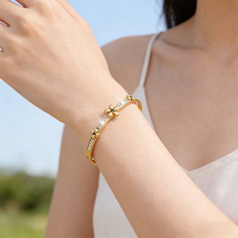 Brazalete de acero inoxidable pequeño fresco camellia con diamantes ligero de lujo diseño delicado pareja de acero de titanio no se desvanece joyas de brazalete