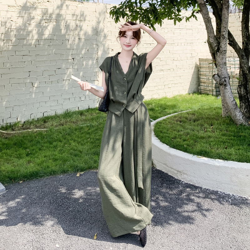 Olive Green V-Neck Flutter-Sleeve Vest and Wide-Leg Pants Set for Women, Summer 2026 New Style, Lazy Style, Slimming Two-Piece Set Olive Green V-Neck Flutter-Sleeve Vest and Wide-Leg Pants Set for Women, Summer 2026 New Style, Lazy Style, Slimming Two-Piece Set