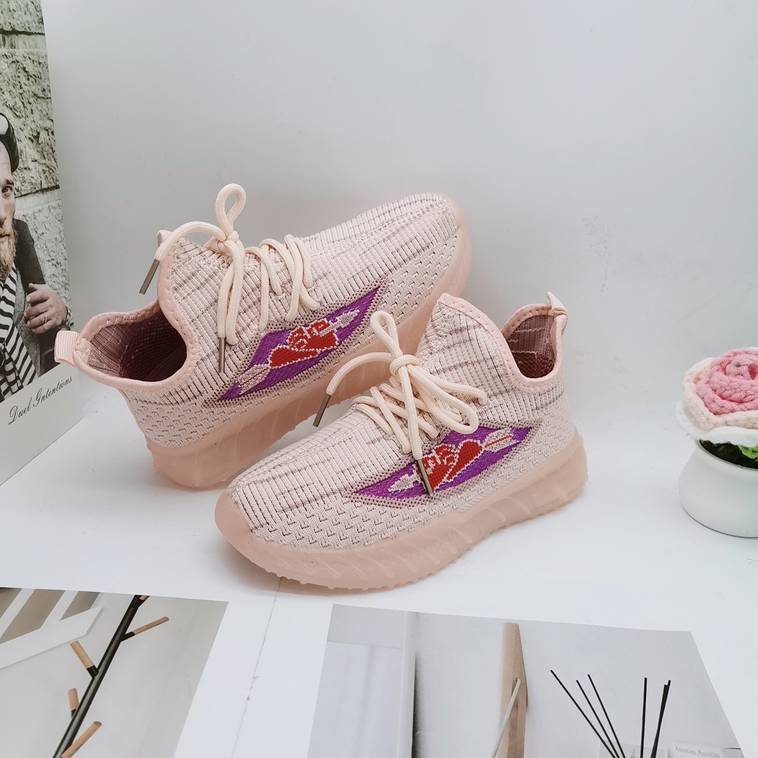 Zapatos de coco de primavera y otoño para niños y niñas zapatos deportivos de tela voladora zapatos de carrera con un diseño de suela suave transpirable y ligero