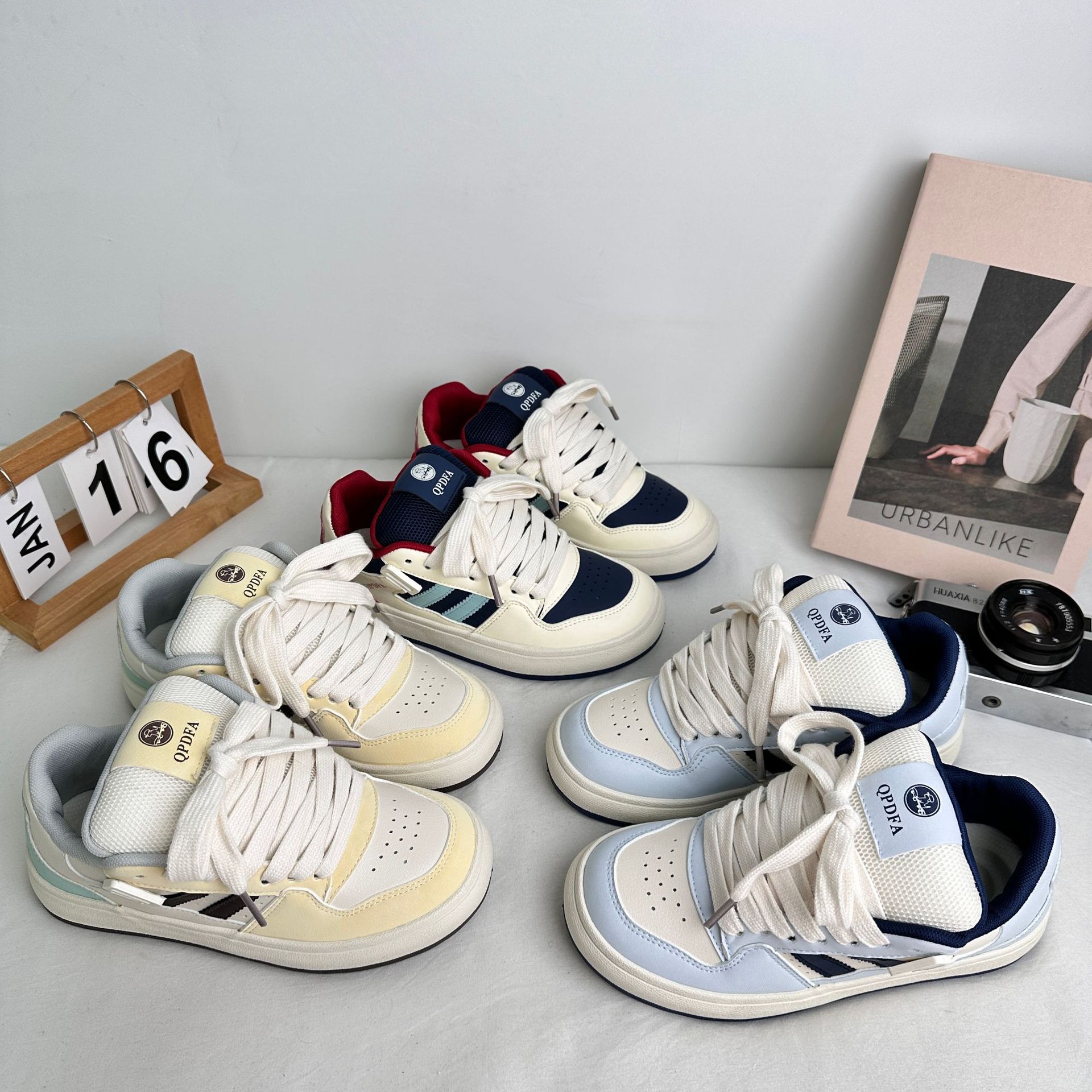 Yuanbo 2025 primavera nuevos zapatos de deporte para estudiantes, zapatos blancos de tendencia de todo fósforo para mujeres, zapatos de lona deportivos casuales coreanos, en nombre del cabello