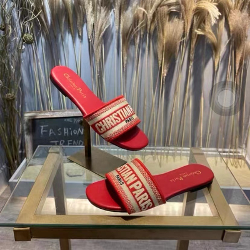 Zapatillas bordadas de marca D para mujer, ropa de verano al aire libre, sandalias deslizantes con correa de playa de cuero genuino informales de tacón grueso plano de moda para mujer.