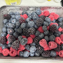 低卡冰冻混合莓果黑莓新鲜蓝莓速冻树莓冷冻草莓烘焙低糖浆果水果
