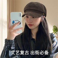 スエードの茶色の八角ベレー帽の子供の春の夏の大きい頭の周りのレトロな画家の子供の帽子の短い軒の八角の帽子