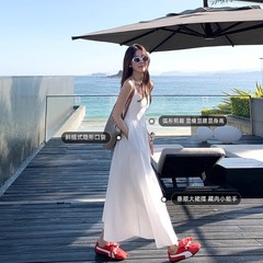 白いストラップのワンピースの子供の夏の2025の新型はやせています。