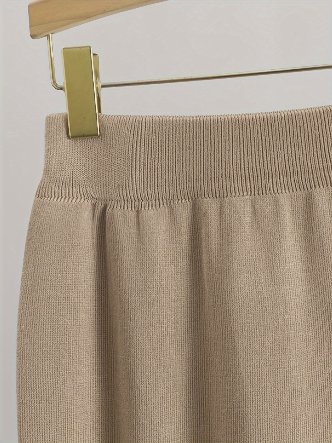 Conjunto elegante de duas peças em malha canelada – saia lápis de cintura alta e blusa por dentro da saia para looks de outono que valorizam a silhueta._voghion.com