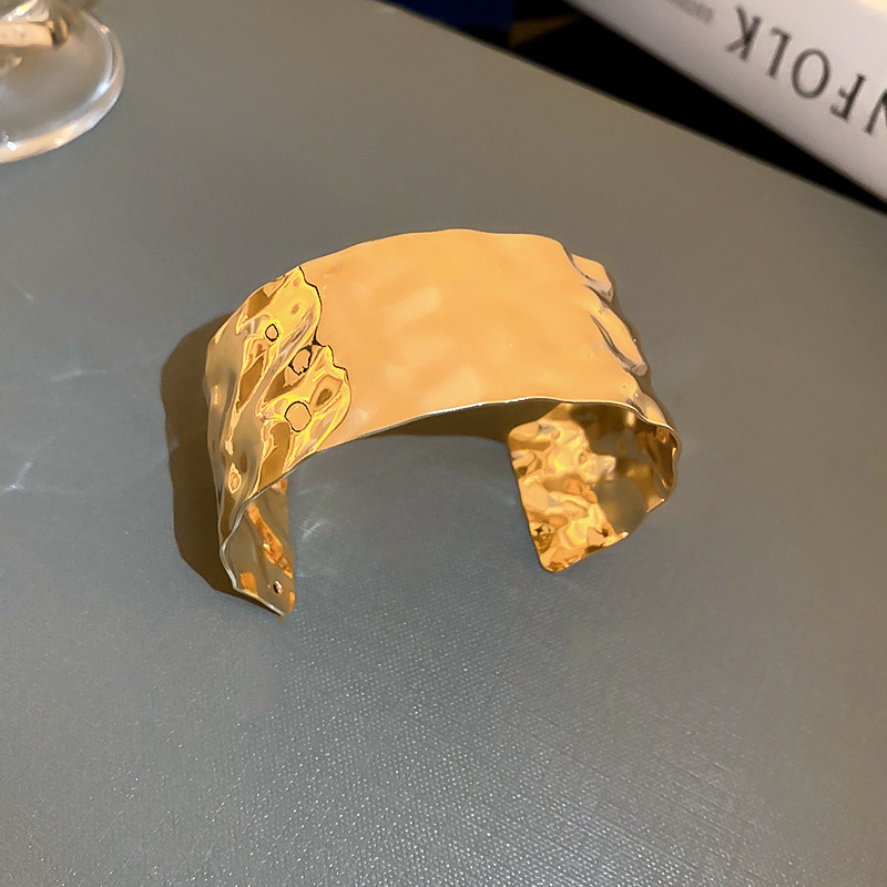 Pulsera plisada irregular de metal estilo europeo y americano fresco elegante pulsera personalidad de alto grado de lujo ligero pulsera al por mayor femenina