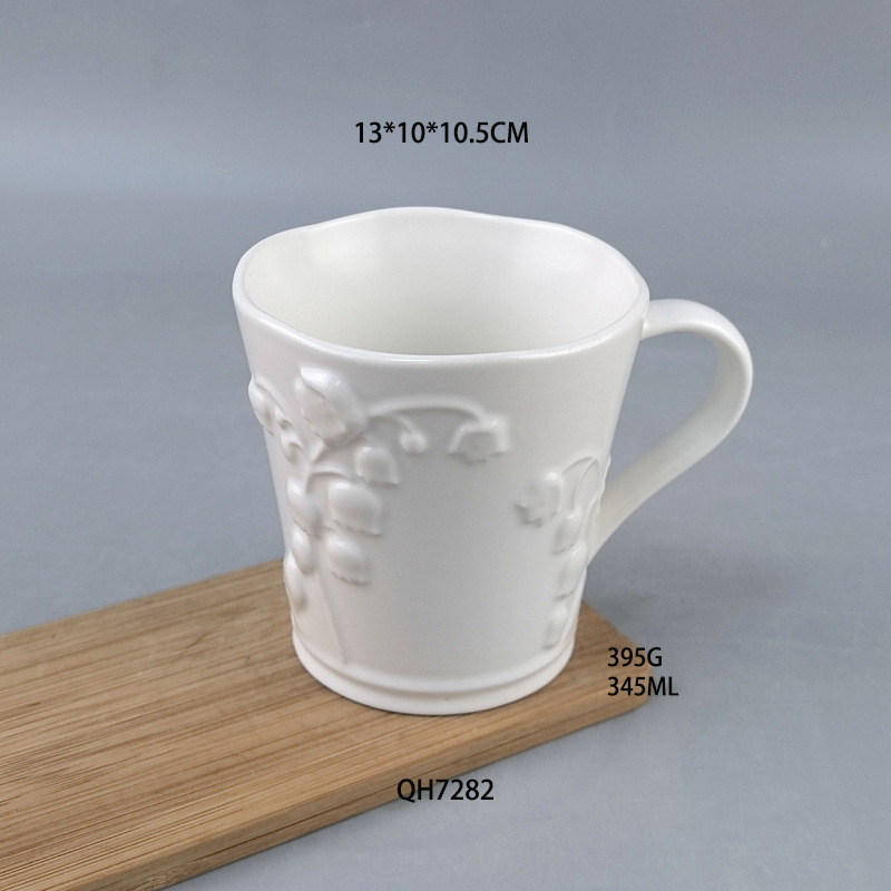 Taza de agua de lirio de los valles en relieve blanco puro simple Taza de cerámica creativa de temperatura media Taza de café elegante de oficina