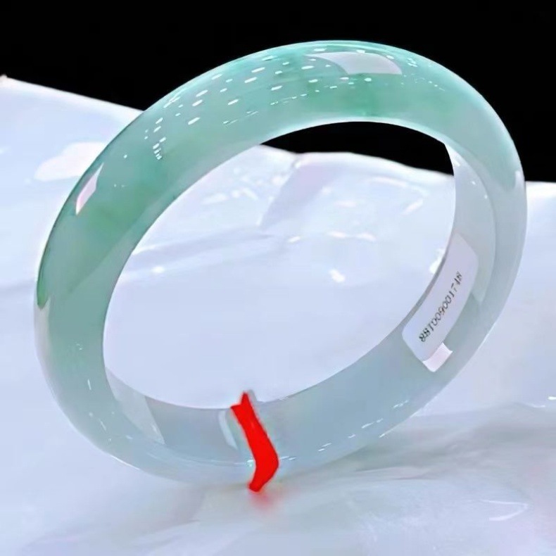 Vòng tay ngọc bích Miến Điện A tự nhiên, hoa nổi màu xanh nhạt, đường kính trong 51–64 mm chi tiết 3