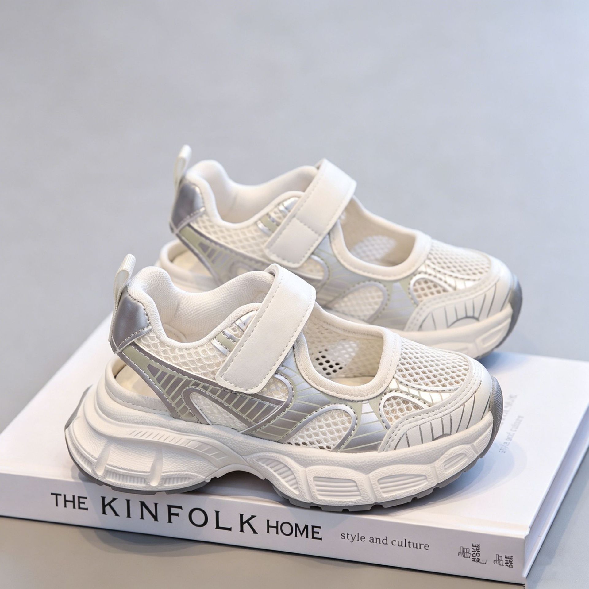 Sandalias deportivas para niñas 2026 verano nuevo estilo de moda infantil versátil zapatos de sola suave para niños zapatos de red casuales transpirables image 5