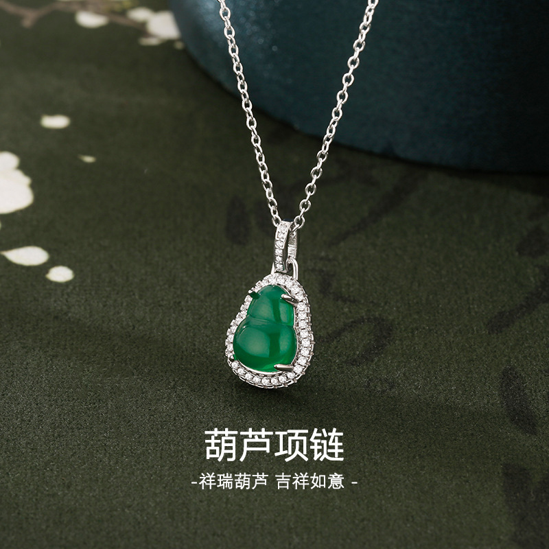Green Small Gourd Necklace for Women, Accessible Luxury, Versatile, Fashionable and High-End Emerald Gourd Necklace for Gift Giving