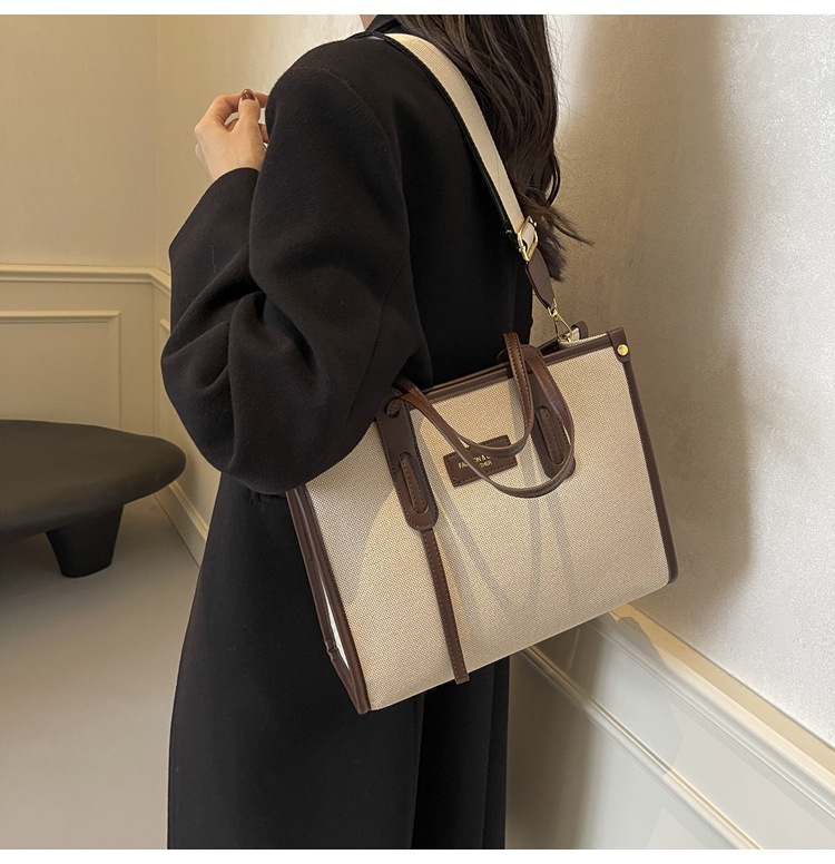 A new 2024 popular and versatile crossbody bag for women's commuting, a stylish tote bag undefined