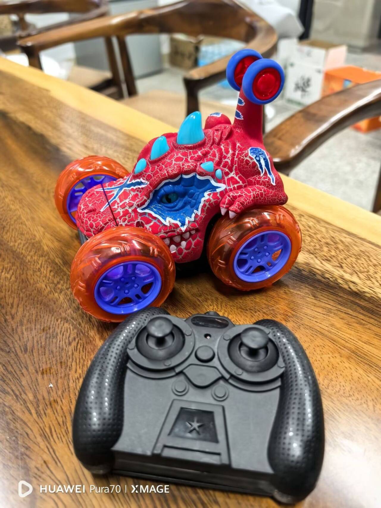 Transfronterizos niños dinosaurios eléctricos 2.4g iluminación música truco camión rodante coche de juguete animal coche de control remoto