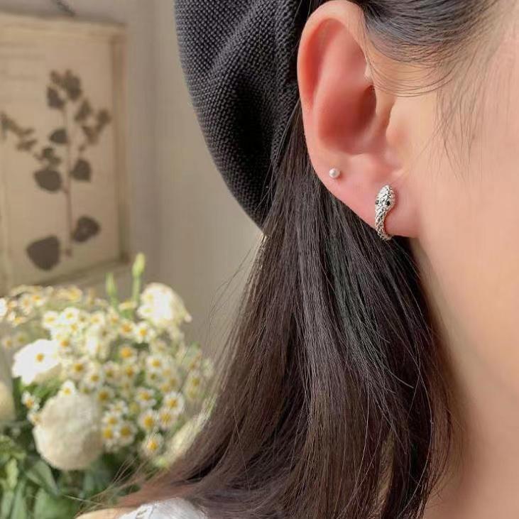 Pendientes de oreja en forma de serpiente europeos y americanos para hombres y mujeres estilo de personalidad de lujo ligero moda callejera hebilla de oreja clip de oreja pendientes de serpiente pequeña anillo de oreja a juego