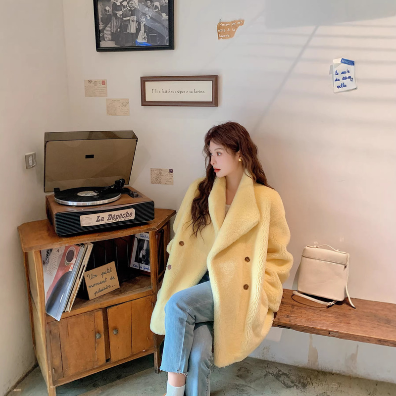 Soft Yellow Australian Wool Fur Coat for Women, Simple and Elegant Lambswool Composite Fur Integrated Shearling Coat