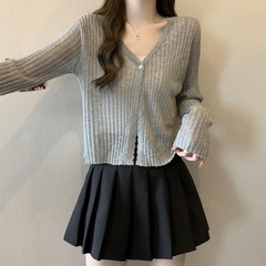 グレーのアイスストールの日焼け止めカーディガンのコートの女性は太っています。