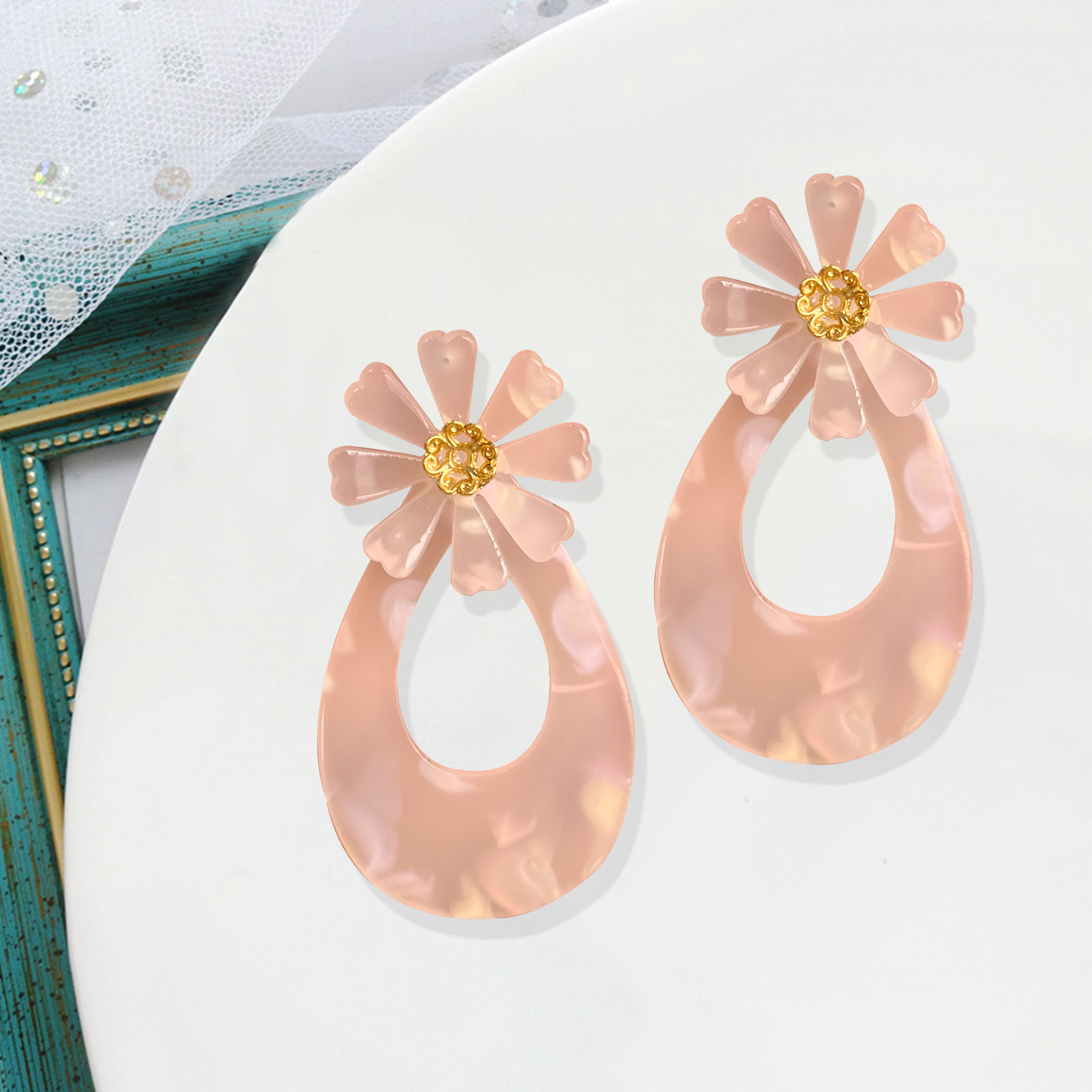 1 Pair Classic Style Flower Plastic Resin Drop Earrings display picture 2