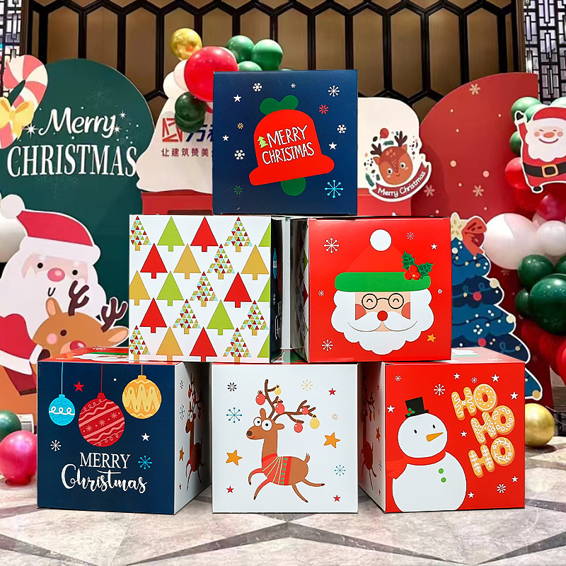 クリスマス装飾ギフトボックスの店頭デパートのショーウインドーのシーンにクリスマスツリーの下に飾られたギフトボックス|undefined