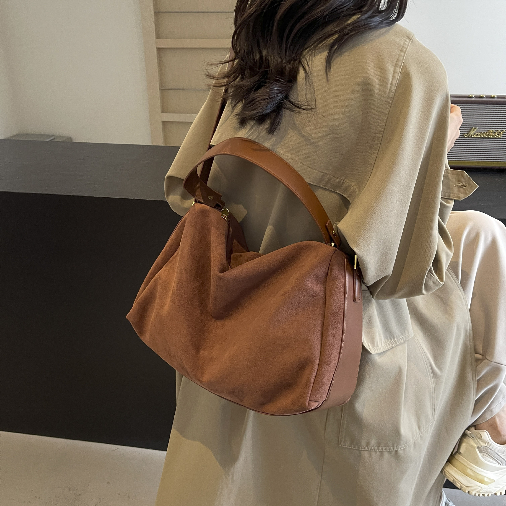 Bolsos de nicho para mujer 2024 nuevo bolso de almohada de gamuza versátil de alta calidad bolso de mensajero de un solo hombro portátil de gran capacidad