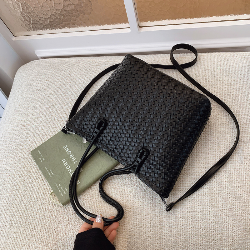 Bolsa de trenzado de nicho transfronterizo de comercio exterior para mujeres 2025 nueva gran capacidad de transporte de viaje bolsa de mano mochila de hombro