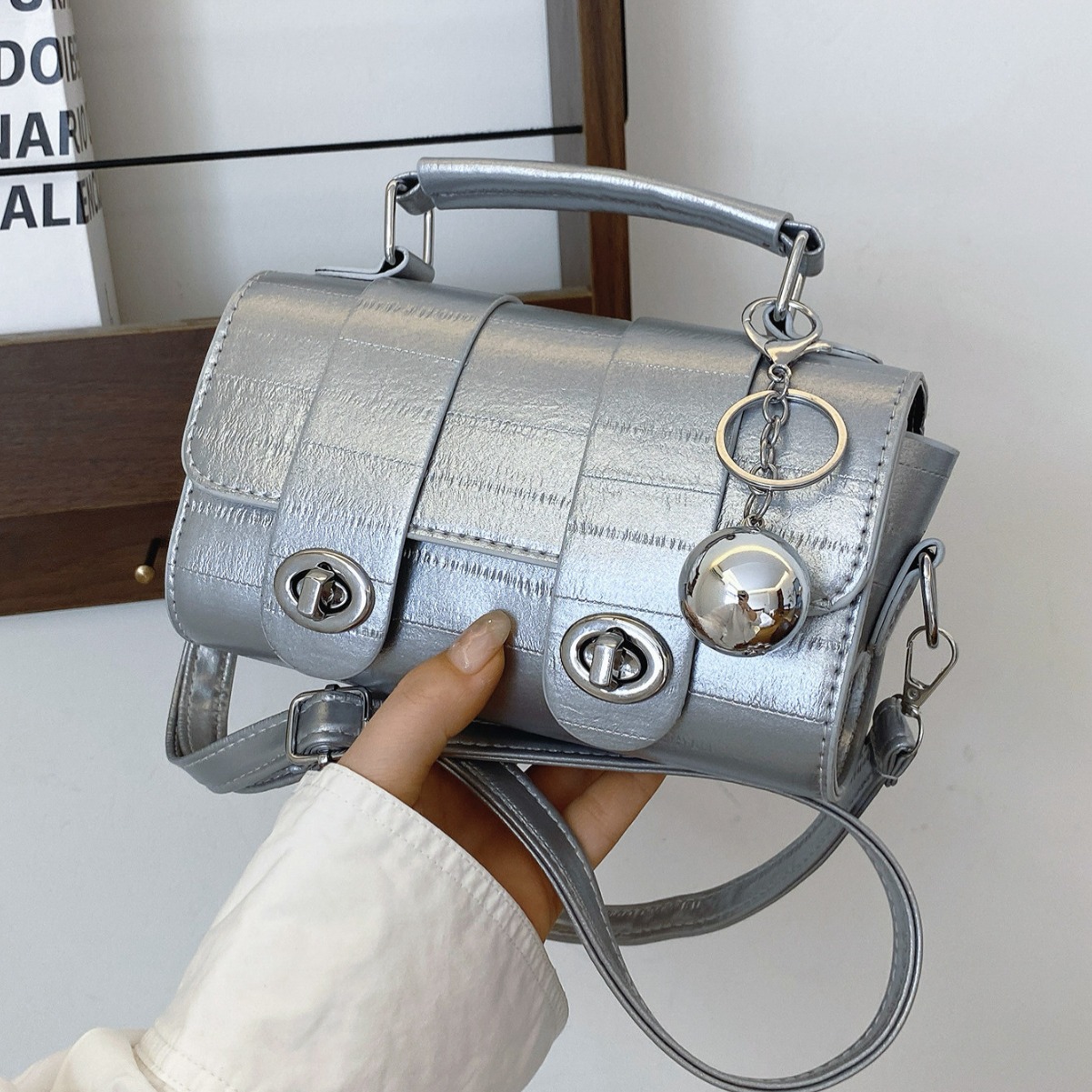 Bolsa de mujer 2024 nuevo verano alto sentido plata portátil nicho de mujer explosión con falda bolso de mochila