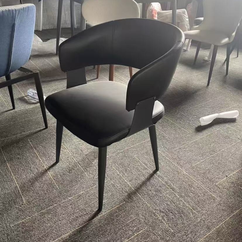 검은색