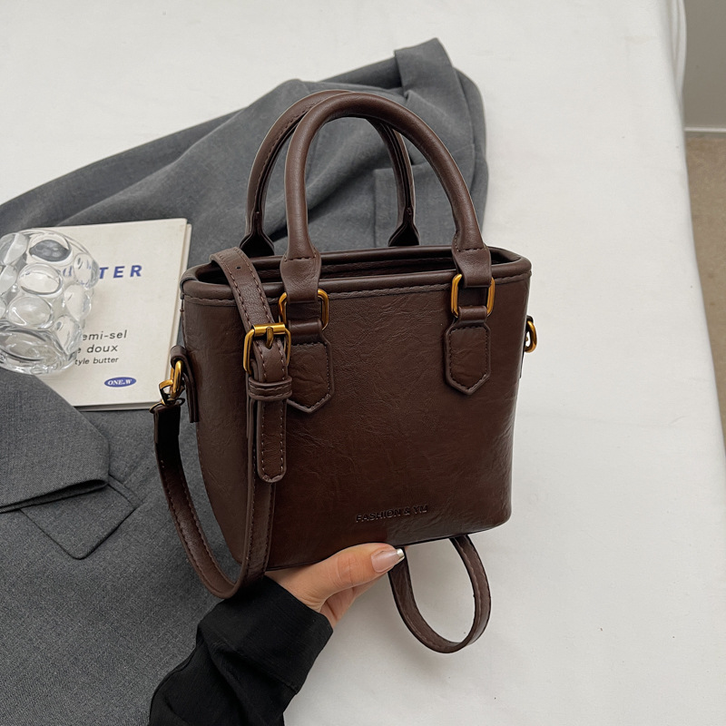 Bolsa de balde para mujeres 2024 nuevo retro versátil bolso de hombro portátil otoño-invierno súper caliente nicho de diseño de alta calidad bolso de mujer