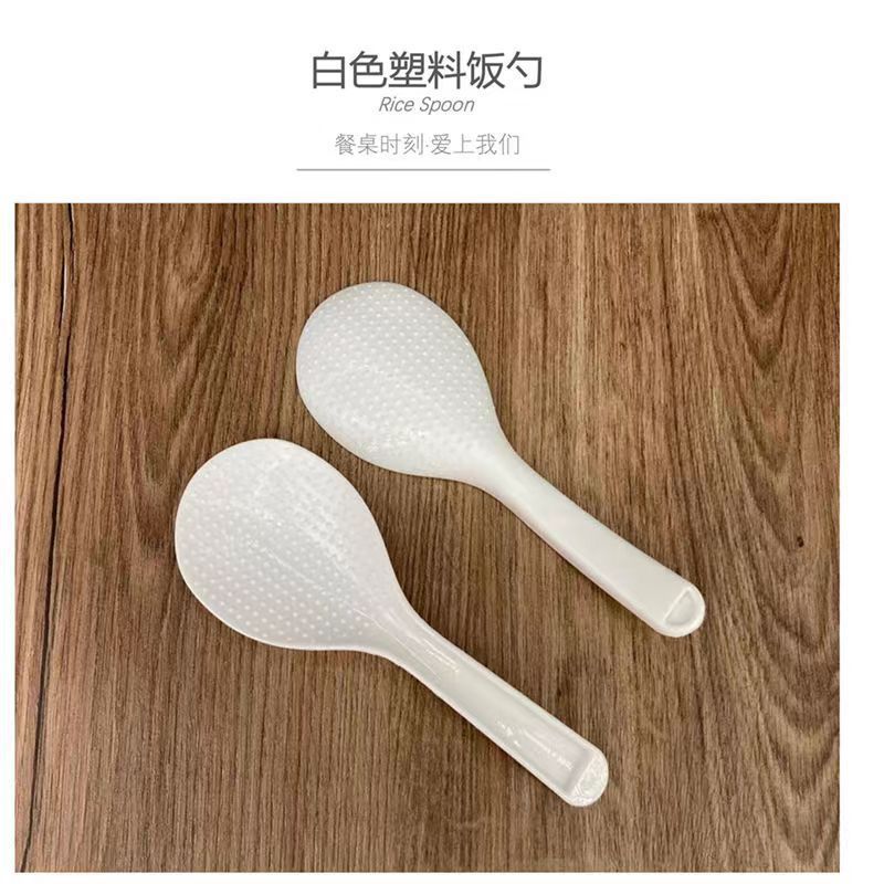 創意的にスプーンを作ります。家庭用キッチンにご飯を入れます。|undefined