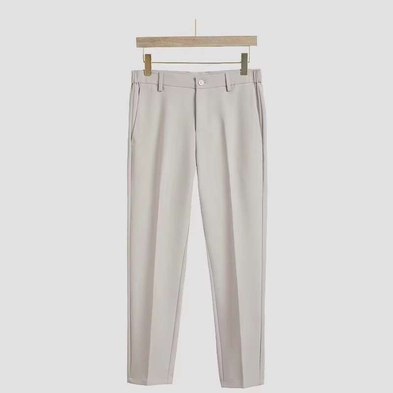 スーツのスーツの男性の韓国版の修身のごろつきはかっこいいです。