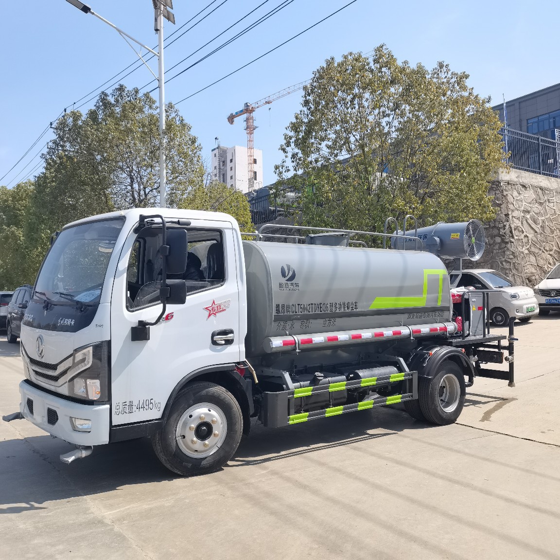 Small 5-Ton Construction Site Sprinkler Truck, Sanitation Garden Multi-Functional Dust Suppressor Truck, Dongfeng 5-Ton Fog Cannon Truck Factory Direct Supply