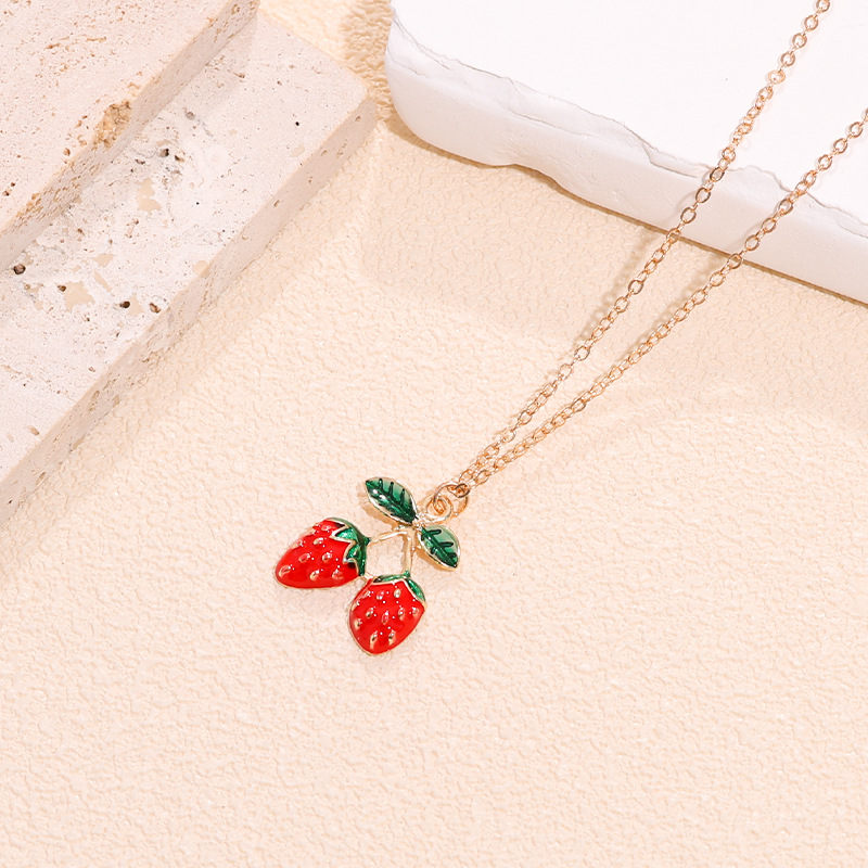 1 juego de estilo encantador y encantador inswind nicho aleación ligera de lujo estrawberry collar pendientes de joyería