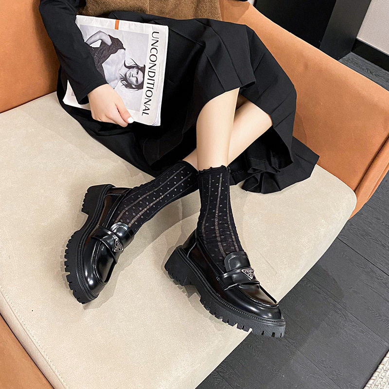 Giày lười nữ mũi tròn đế cao gót vừa 3–5 cm, da lìa logo tam giác — Màu đen
