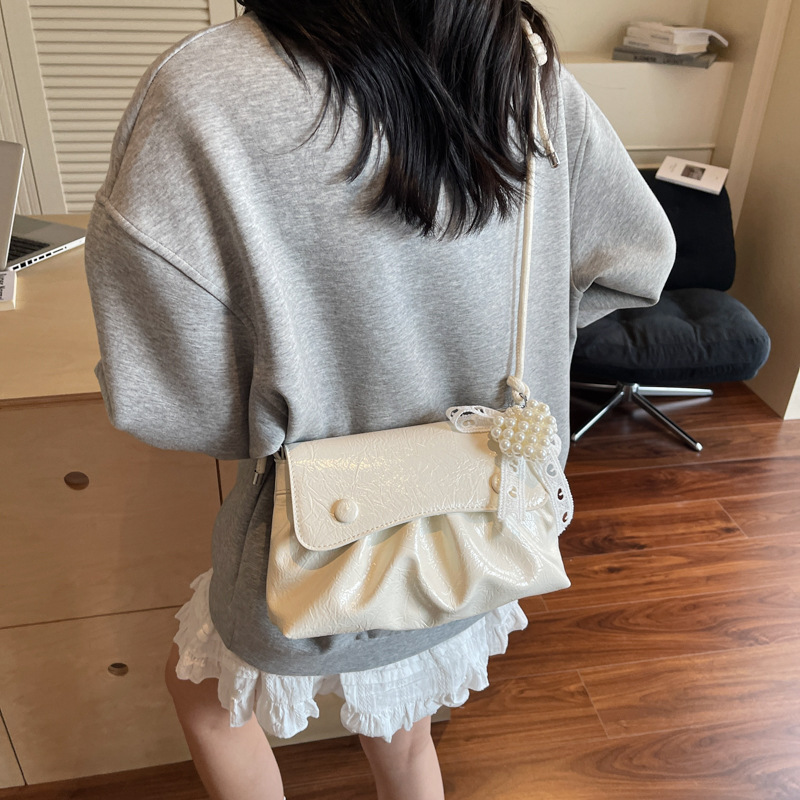 Bolsos pequeños de moda coreana 2025 verano nuevo estilo bolso femenino bolso de hombro con patrón de agarre de mano de alta gama bolso de mensajero de nube plisado