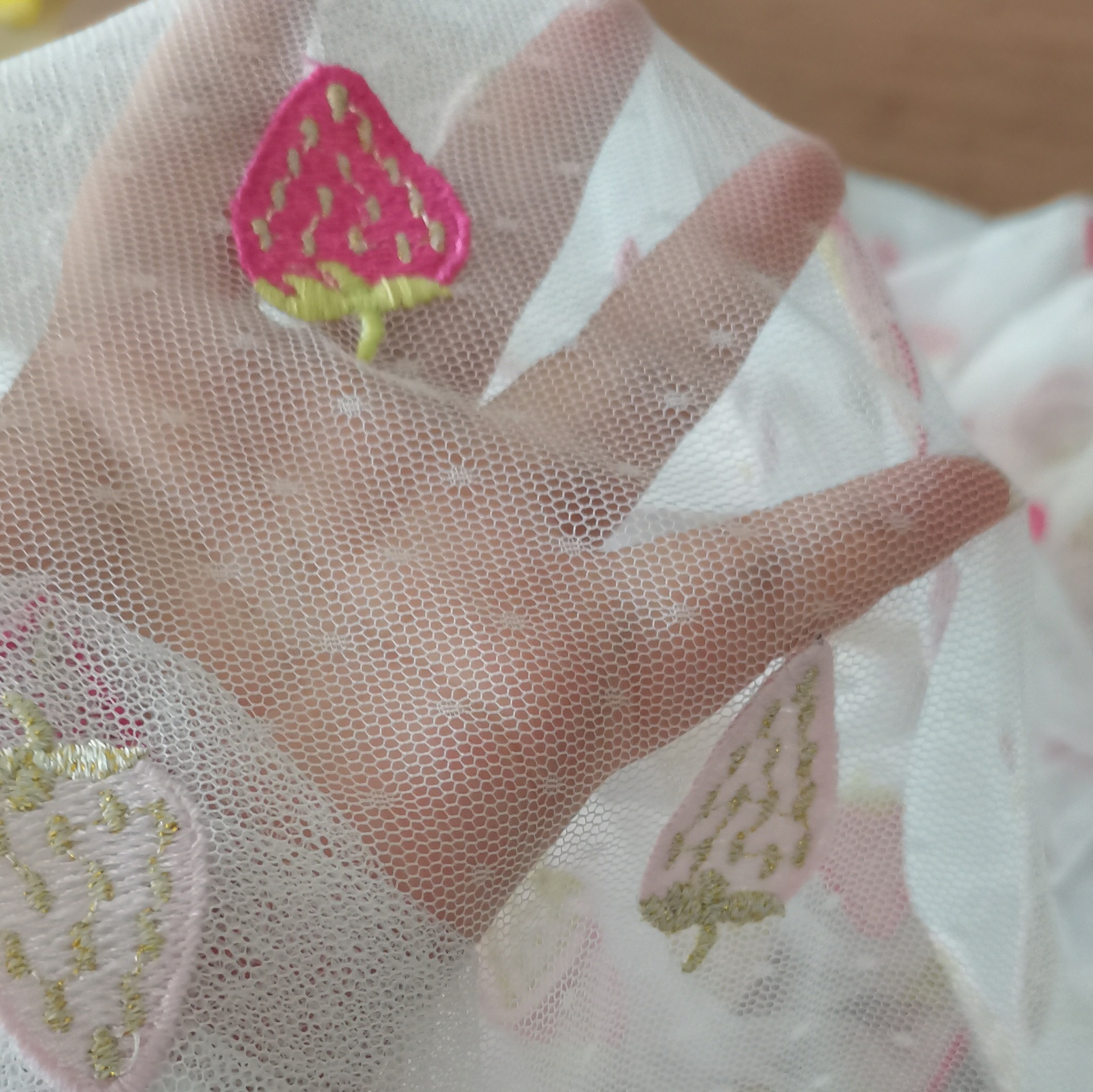 粉色连衣裙植物花型现代绣花布 多色立体草莓蕾丝底刺绣面料