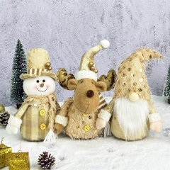 国境を越えた新しいクリスマスのぬいぐるみサンタクロース雪だるまヘラジカのショーウインドーにクリスマスプレゼント卸売りを飾る