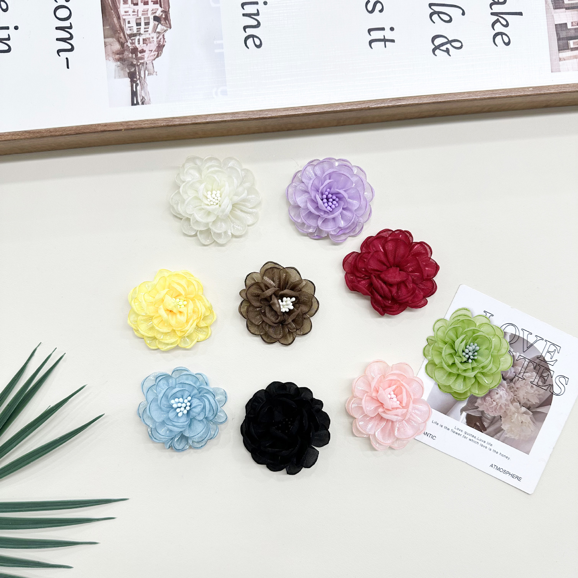 5 flores de tela de perla hermosa moda estereoscópica en blanco y negro accesorios de la habitación de tela pegada ropa bolsa accesorios para el cabello image 4