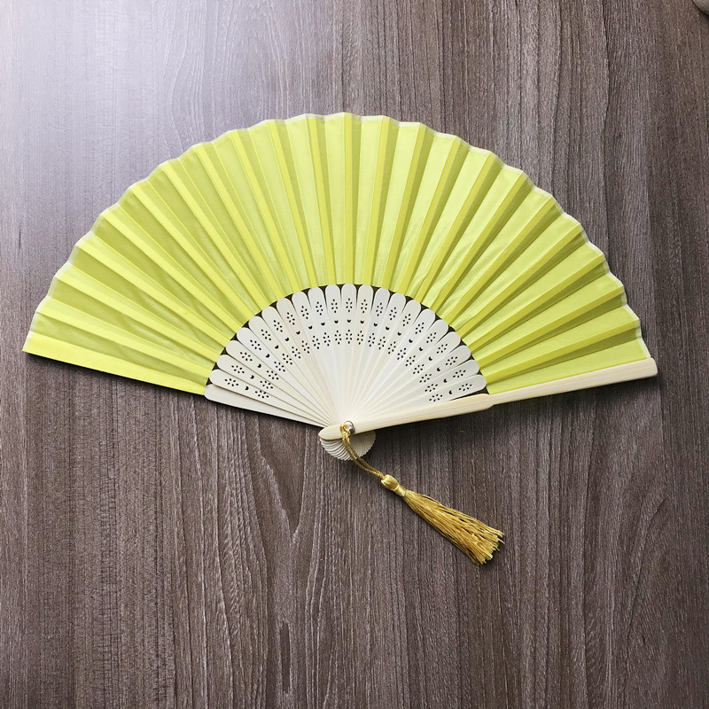 En stock paño llano transfronterizo plegable ventilador de hierro de uñas y borla llanura de la boda plegable ventilador de tela de color caramelo ventilador 15 colores opcionales