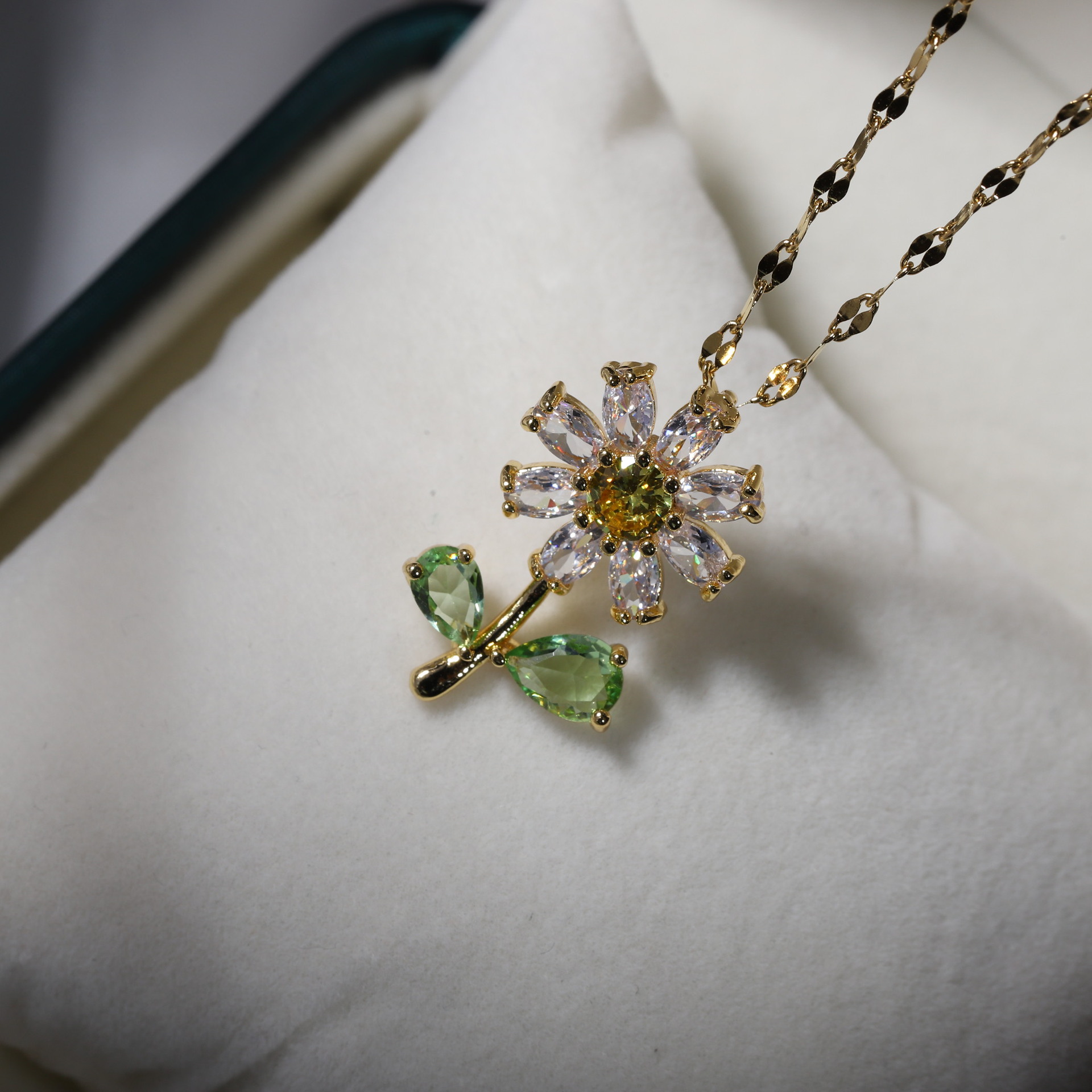 Sweet Sunflower Titanium Steel Inlaid Zircon Necklace 1 Piece