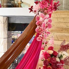 结婚楼梯装饰栏杆扶手玫红色花婚房布置酒店阳台花艺绸缎布幔